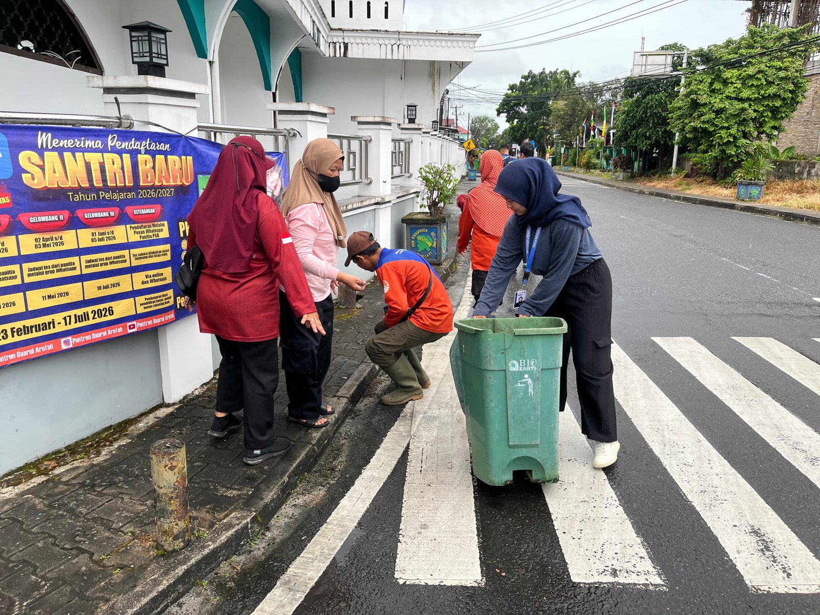 Jemput Keberkahan Ramadhan, Balai Pemasyarakatan Tanjungpandan Bersama Dinas Lingkungan Hidup Kabupaten Belitung Ajak Klien Bersihkan Rumah Ibadah dan Salurkan Sembako
